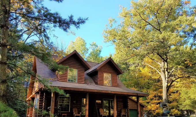 Honor Cabina | Inicio en Hickory-Log home- Cerca de Platte Lakes-Dog ok-Honor