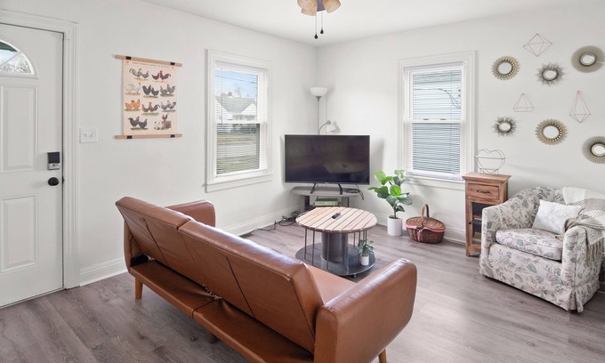 Wyandotte Casa | Cozy Louisville Home w/ Spacious Yard & Parking