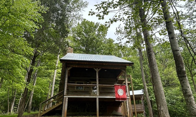 Cookeville Cabina | Cozy Love Shack: Rustic Log Cabin, Outdoor Living Room/Treehouse, & Fireplaces
