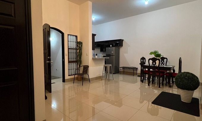 Leon Apartamento | cozy lovely white new house 2 minutes to the mall and gas station