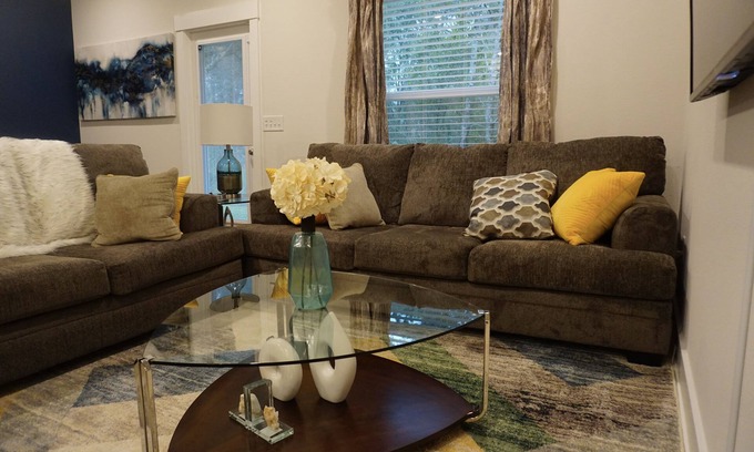 Pine Forest Casa | COZY Lush 3-bedroom Townhouse★Mins to Beach★