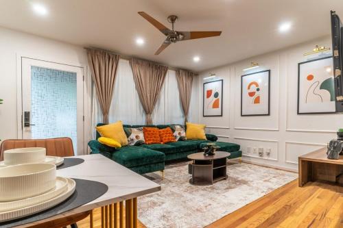 East Raleigh Apartamento | Cozy Luxe Escape, Raleigh 2BR Getaway, Sleeps 4, Pets, Kids & Business Travelers Welcome