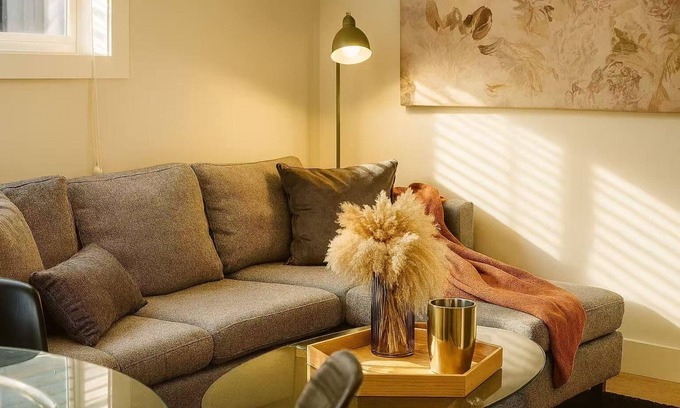 East Side Casa | Cozy Luxe Retreat / Designer 2-Bedroom Suite with AC