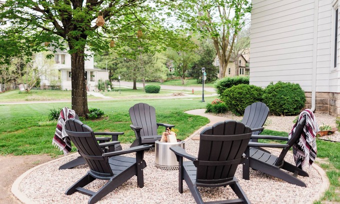 Baraboo Casa | Cozy Luxe Retreat| High-End Design w/outdoor fire pit WI Dells, Cascade MT, Devils Lake