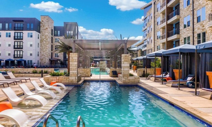 Addison Apartamento | Cozy Luxurious Getaway with POOL & Reserved Parking
