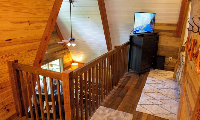 Robbinsville Cabina | Cozy Luxury Cabin Retreat in Western NC Mountains – Dog-Friendly & Serene!