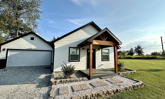 Grove Cabaña | Cozy Luxury Cottage in Country with Fireplace & Hot Tub