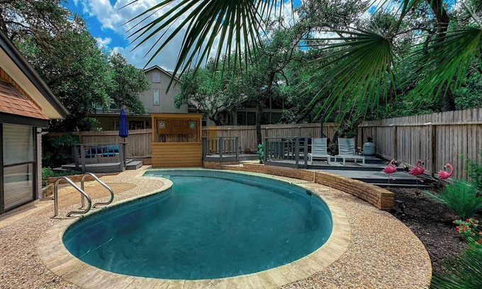 Whispering Oaks Casa | Cozy Luxury Pool + Home Theater + Backyard Oasis