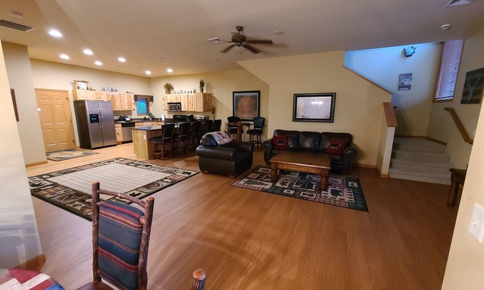 Mauston Casa | Cozy Luxury Townhome with 2 bunk beds. Family, Pet and Fun Friendly