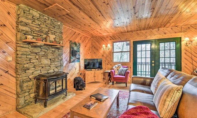 Maggie Valley Cabina | Cozy Maggie Valley Cabin w/ Deck & Private Hot Tub