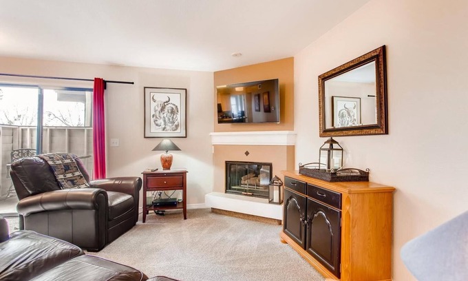 Greenwood Village Condominio | Cozy main floor 2-bedroom condo with pool & fitness area