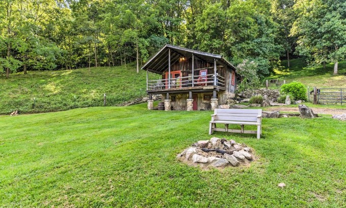 Clyde Apartamento | Cozy Mama Bear Cabin with Mountain Views!