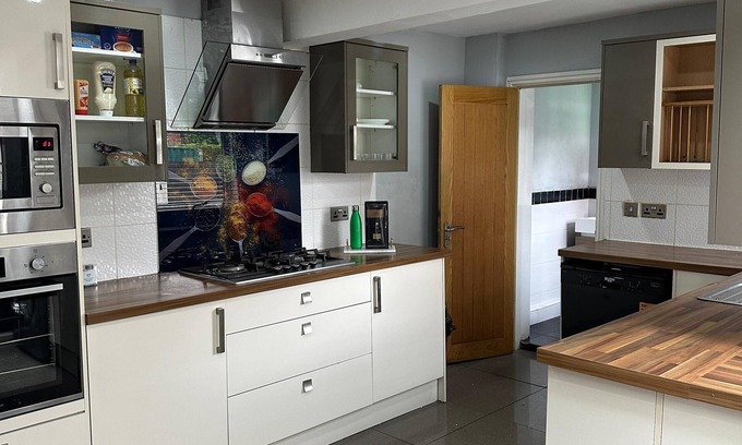 Offerton Casa | Cozy Manchester House - Stay With Host Onsite