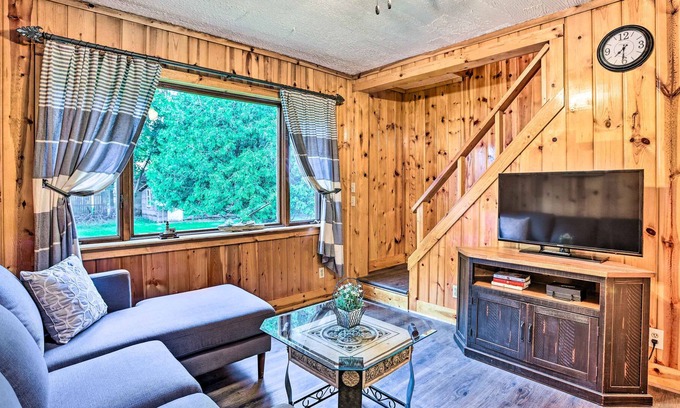 Manistee Casa | Cozy Manistee Home: Walk to Beach & Downtown!