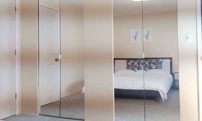 Richmond Casa | Cozy master bedroom with private bathroom & queen bed