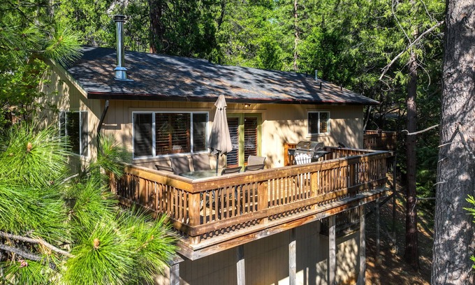 Mi-Wuk Village Cabina | Cozy Mi-Wuk Village Cabin w/ Deck!
