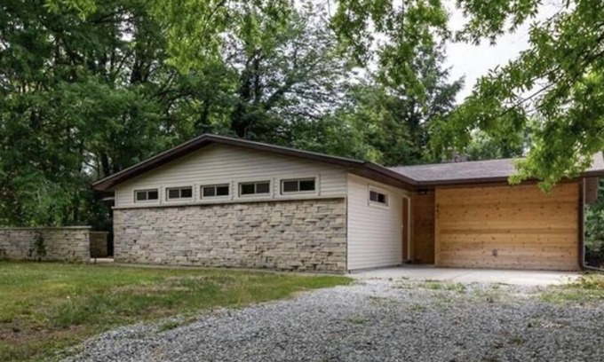Bloomington Casa | Cozy Mid Century 5 minutes from IU stadium