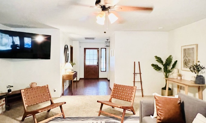 Mariposa Cabaña | Cozy Mid-Century cottage near Sierra National Forest and Yosemite Park.