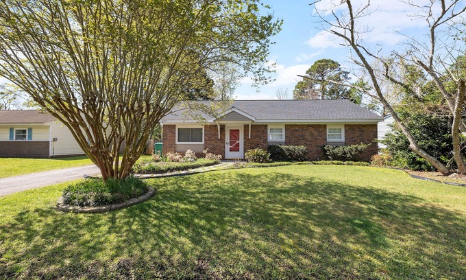 Myrtle Grove Casa | Cozy Mid Century Home 15 min from the beach