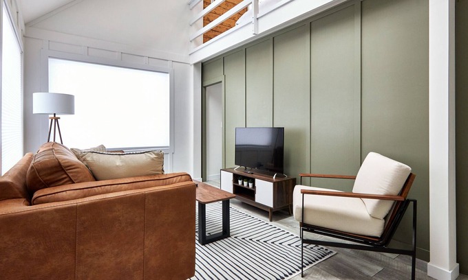 Medicine Hat Casa | Cozy Mid-Century Modern Home - just steps away from 150km of trails