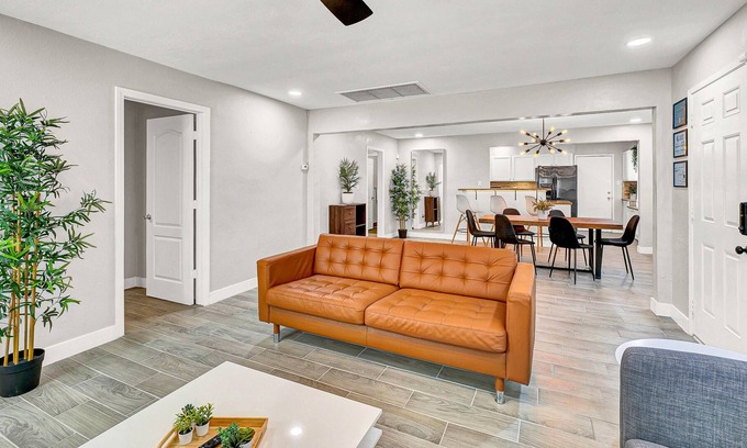 Townsite Casa | Cozy Mid-Century Modern Getaway