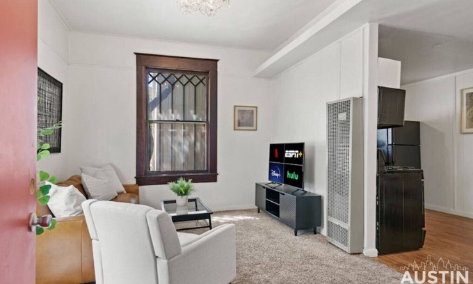North University Apartamento | Cozy Mid-Century Modern Vibes in Central Location
