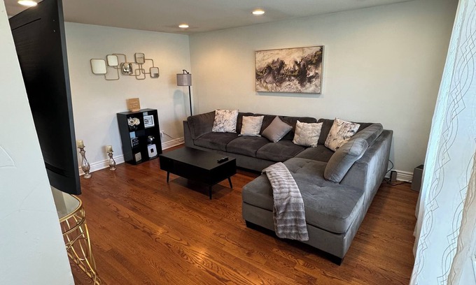 Garfield Ridge Casa | Cozy Midway Home