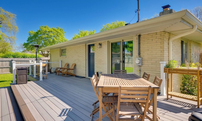 Milwaukee Apartamento | Cozy Milwaukee Apartment w/ Deck, 2 Mi to Airport!
