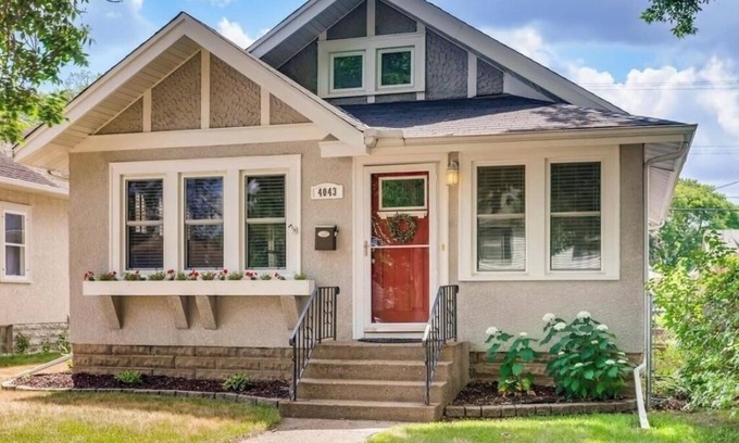 Victory Casa | Cozy Minneapolis Bungalow - 2 bedroom, your home away from home!