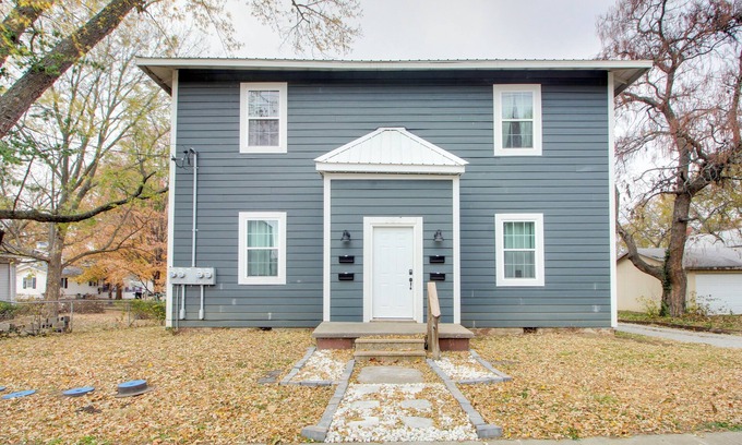 Nevada Apartamento | Cozy Missouri Escape w/ Balcony, Near Colleges!