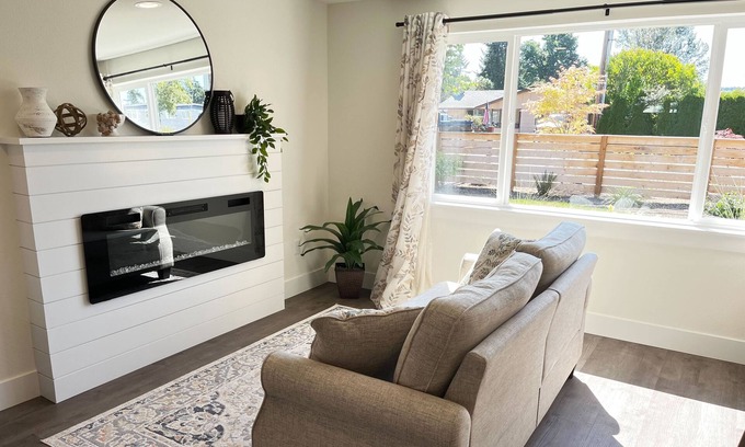 Marysville Casa | Cozy Modem/Farm House W/Large Outdoor Space.