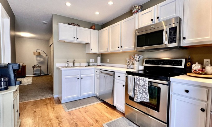 Shakopee Casa | Cozy modern 2-bedroom townhome with king suite in Shakopee