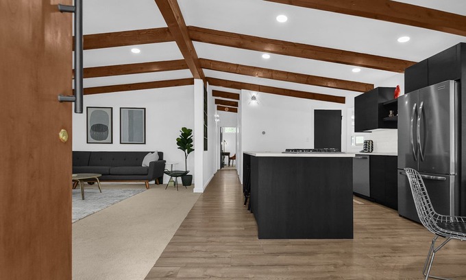 Worthington Casa | Cozy, modern 3BR California ranch-style home in Columbus, Ohio