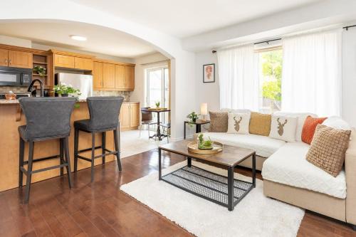 Stittsville - Basswood Casa | Cozy Modern 4BR Home with Sunny Patio