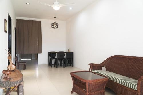 Gambang Casa | Cozy, Modern, Air Cond Gambang Water Park Homestay - The Pigeon Guest House