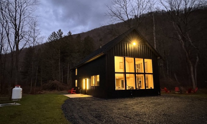 Hyner Cabina | Cozy modern cabin in the woods. 5+ acres. 16 min's to Hyner. 1hr PSU. EV CHARGER