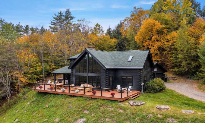Brownsville Cabina | Cozy Modern Cabin w/ Hot Tub & Beautiful View