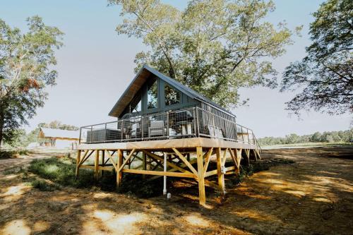 Coosa Casa | Cozy Modern Cabin with Deck and Hot Tub in Cedar Bluff, Alabama
