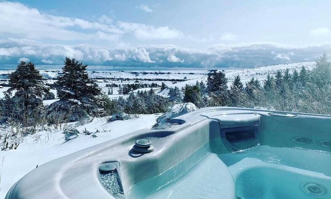 Red Lodge Cabina | Cozy modern cabin with amazing views, hot tub, firepit, and more! 5 min to town
