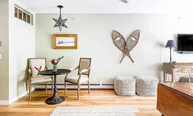 Warren Condominio | Cozy modern chalet with ski-in/ski-out convenience!