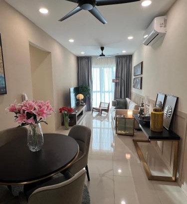 Gelugor Apartamento | Cozy Modern Condo with Pool & City Access