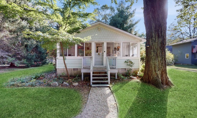 Lakeside Casa | Cozy Modern Cottage, Near beach & Town, Lovely Large Back Yard, WIFI, & W/D