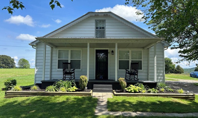 Sloans Valley Casa | Cozy modern farmhouse w/ garage- Only 5 miles to Lake Cumberland!