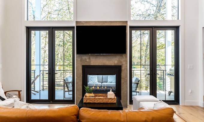 Tanner Casa | Cozy Modern Farmhouse on the river