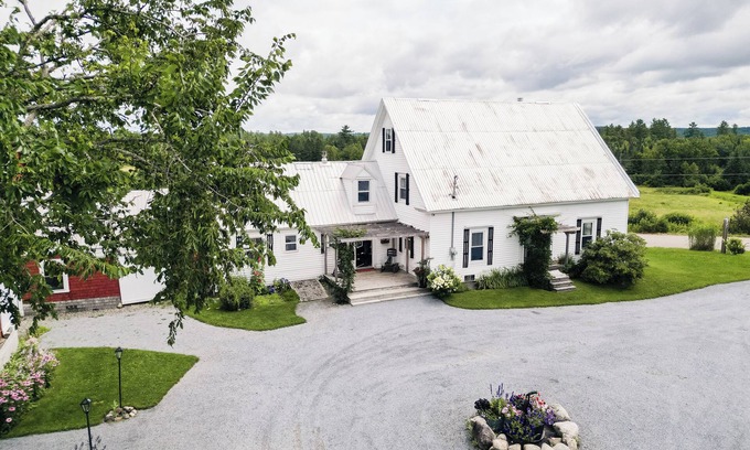 Saint David Otro | Cozy Modern Farmhouse w/ Hot Tub mins to Saint Andrews By-The-Sea! Pet Friendly!