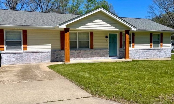 Rolla Casa | Cozy Modern Farmhouse that Sleeps 8