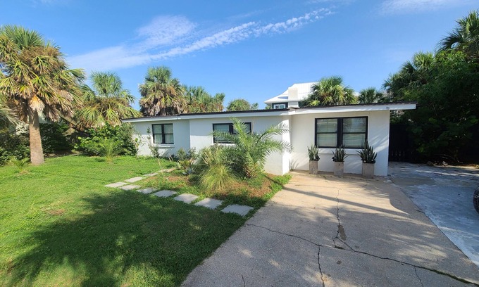 Villa Primera Casa | Acogedora, moderna casa de paseo rápido a la playa!