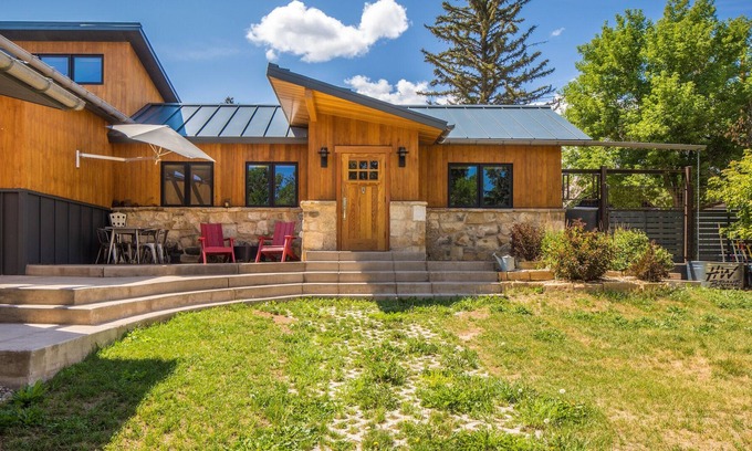 Ridgway Casa | Cozy Modern Mountain Getaway - Private Yard - Pet Friendly!