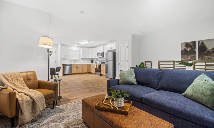 Taylors Casa | Cozy & Modern New-Build, 10 min to Greenville, Private Deck for Relaxing