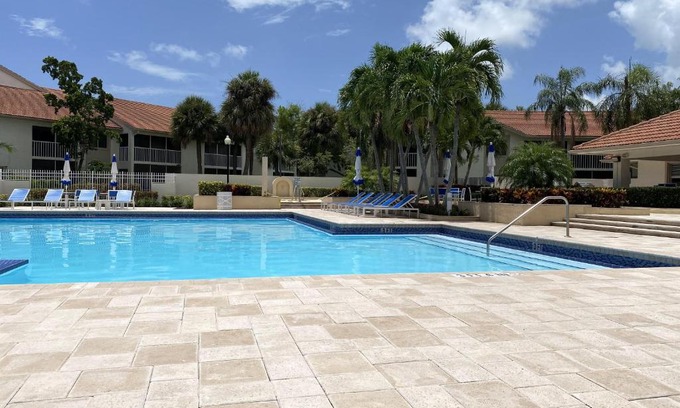 Land of the Presidents Apartamento | Cozy Modern Private - Close to Beaches